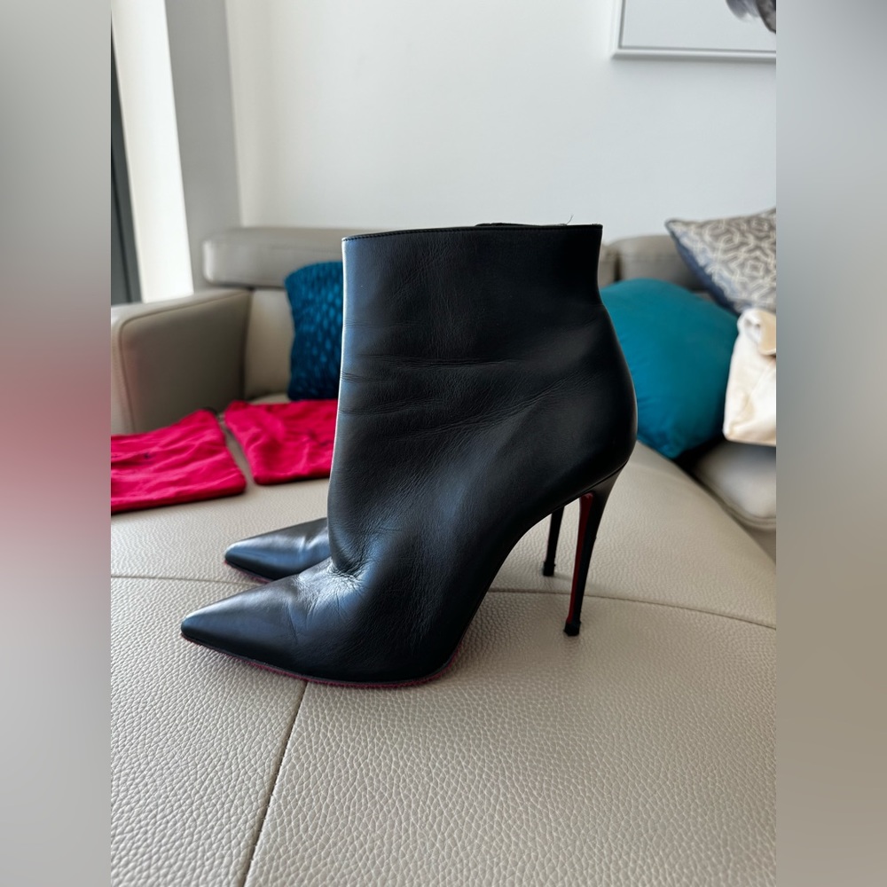 Christian Louboutin So Kate Booty